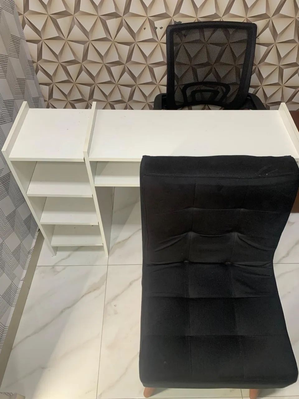 MESA DE MANICURE E DUAS CADEIRAS