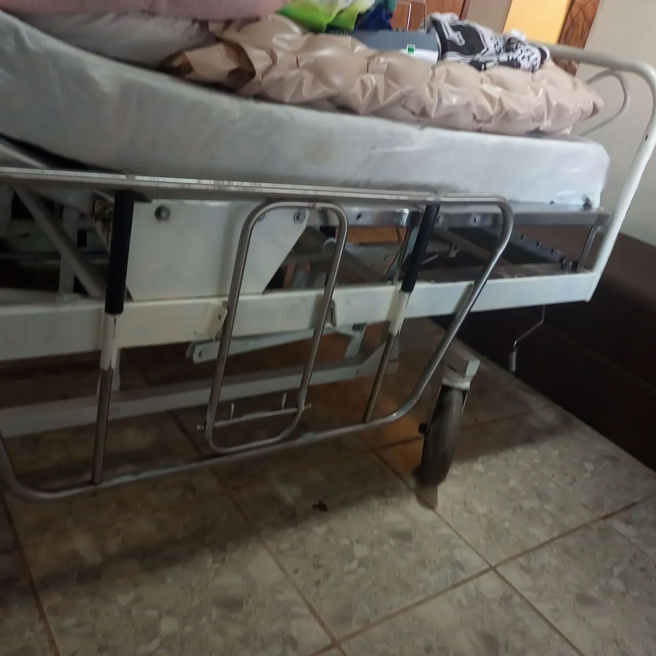 Cama hospitalar com rodas e base de Inox - Foto 3