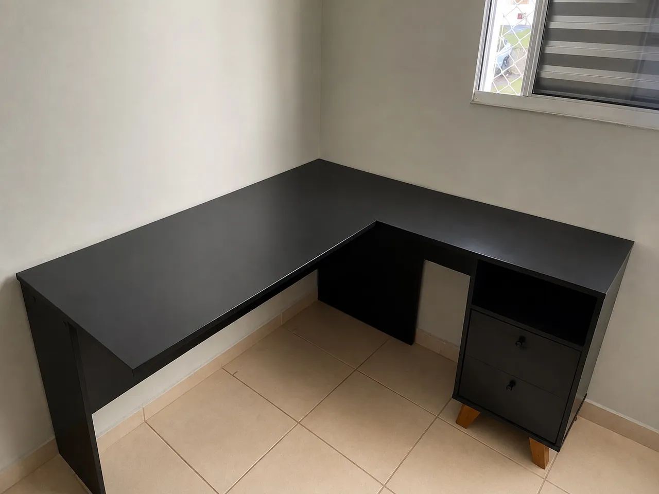 Mesa de escritório com gaveta
