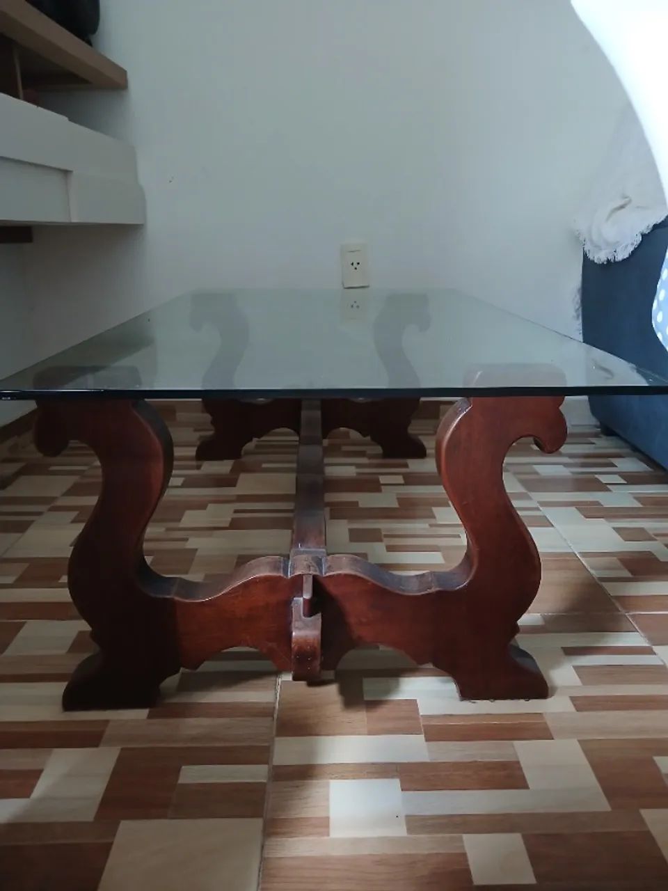 Mesa de centro com tampo de vidro