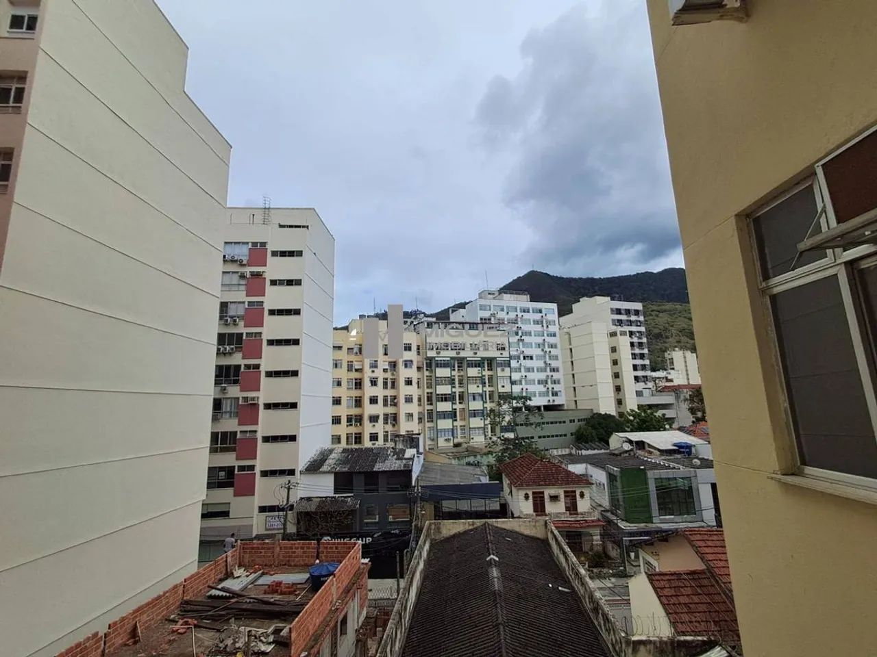 Á Venda Sala Comercial, Debruçada a Praça Saens Pena e Colada a Estação de Metrô - Foto 5