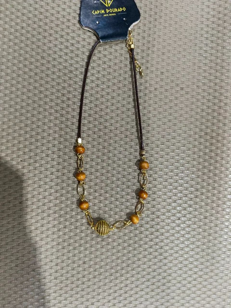 Colar com bolinhas marrons e capim dourado  - Foto 3