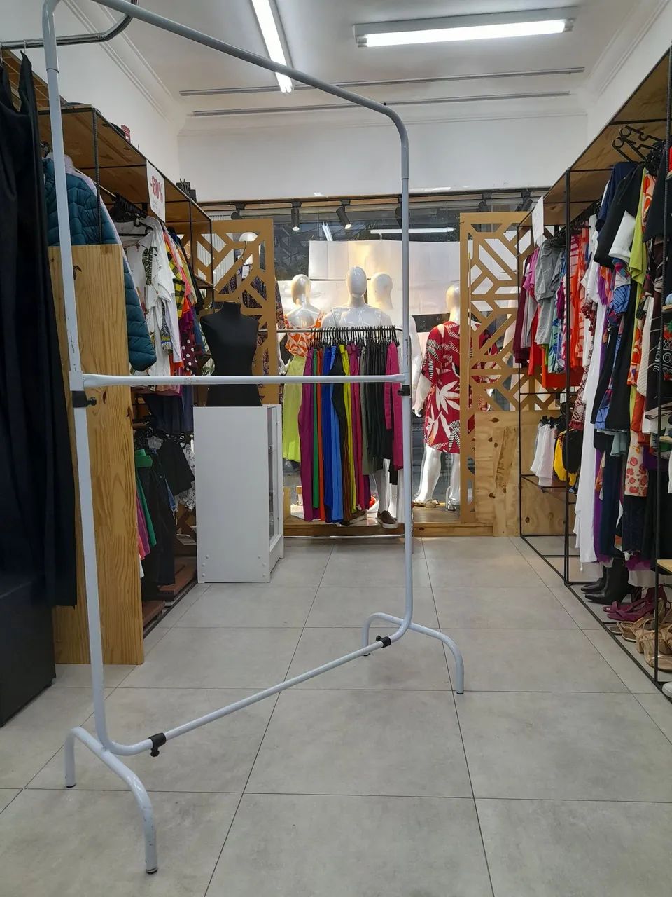 Equipamentos e móveis de loja de roupa - Foto 2