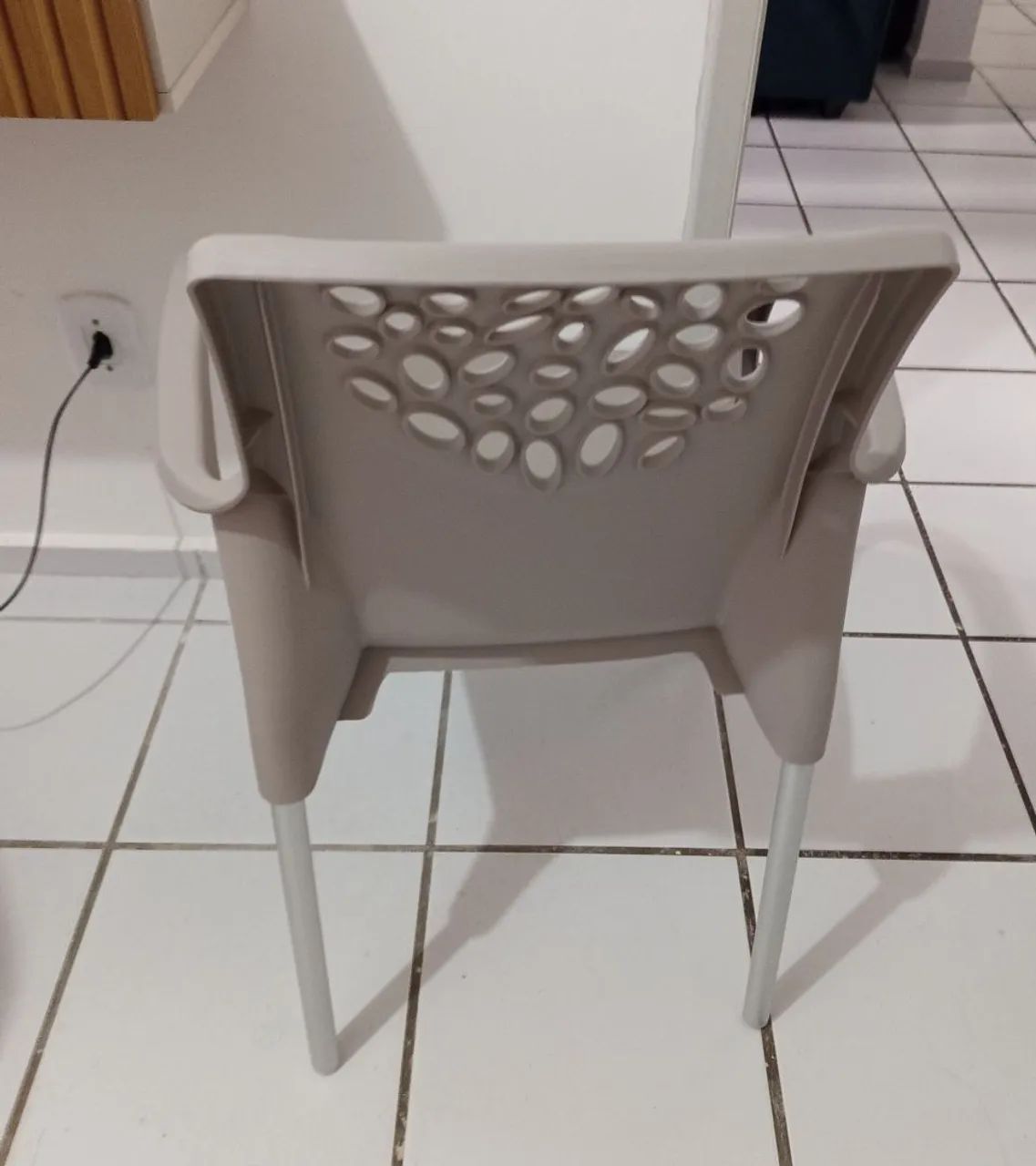 Cadeira com pés de alumínio  - Foto 2