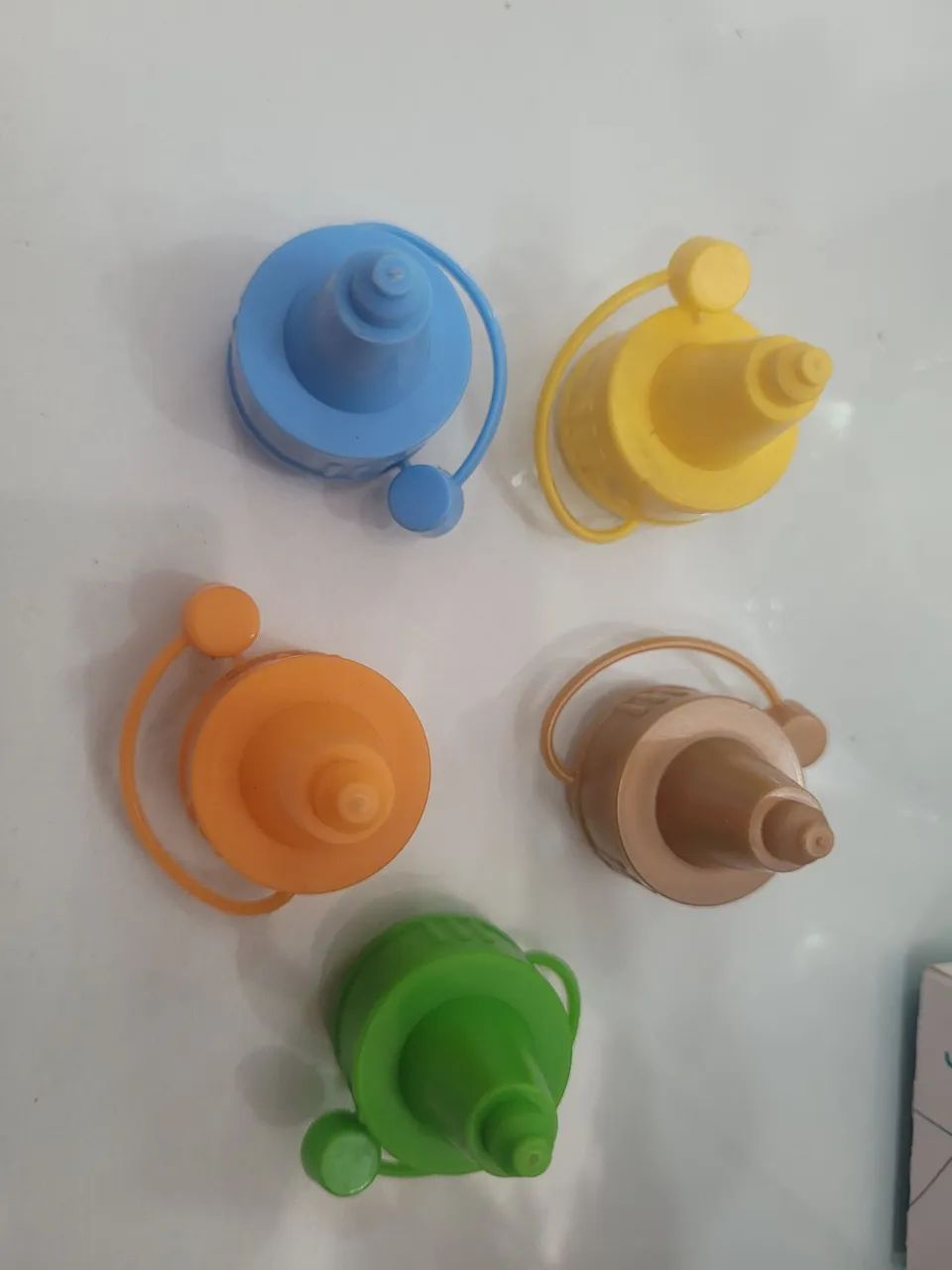 Bicos e tampas - material de embalagem 