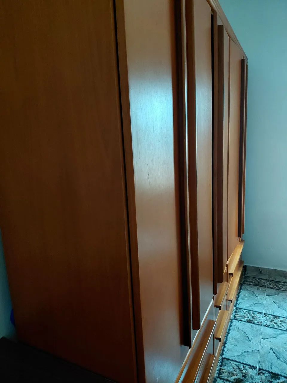 Guarda roupa com 6 portas com madeira maciça 