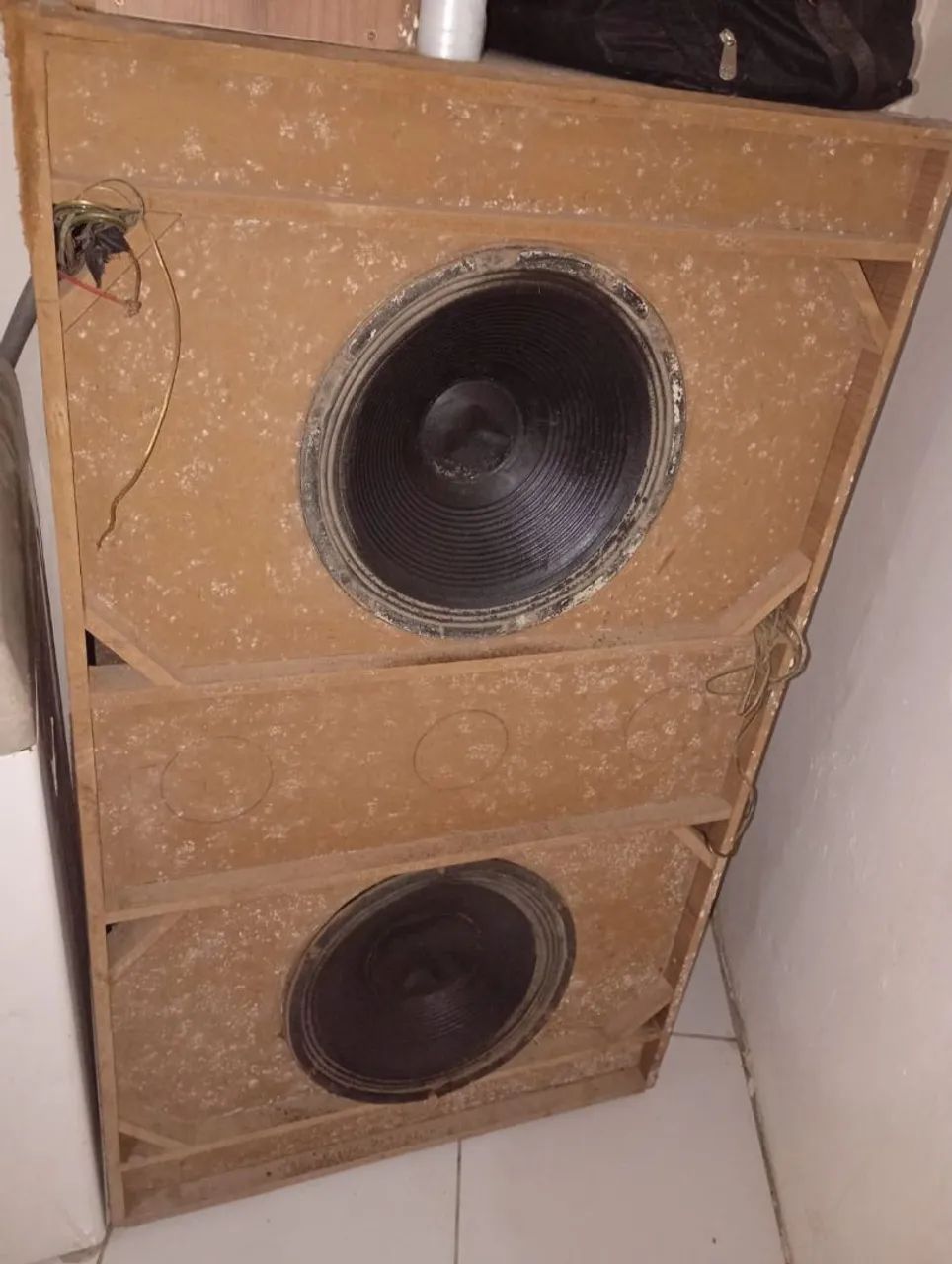 Vende-se este caixa com 2 fone 18
