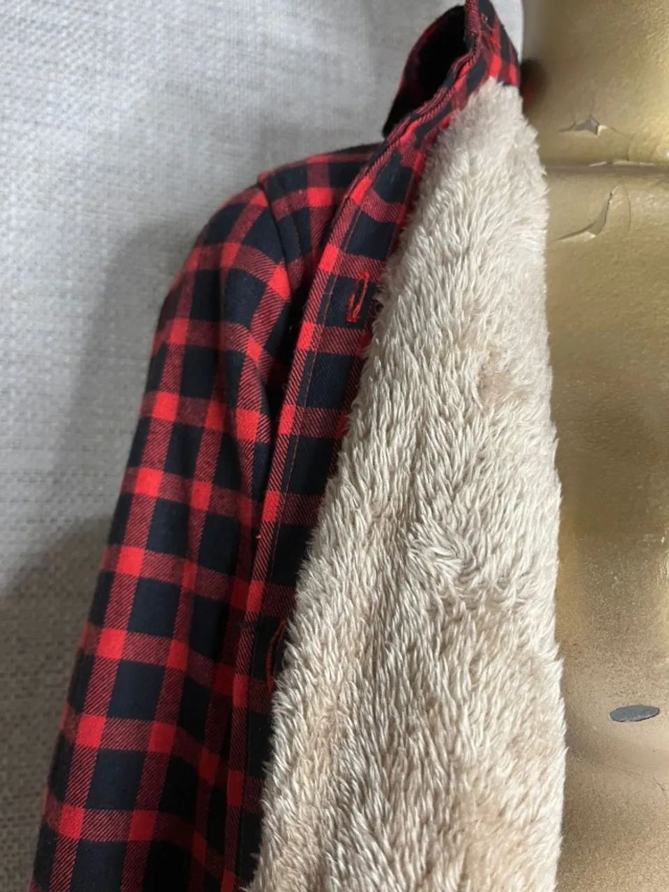 camisa flanela xadrez vermelha apeluciada - Foto 3