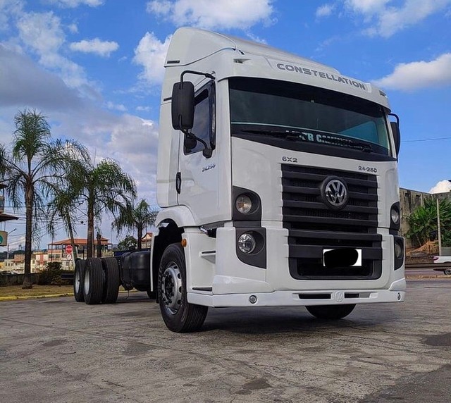 CAMINHÃO VOLKS 24 250 CHASSI   ENTRADA DE 12.000  