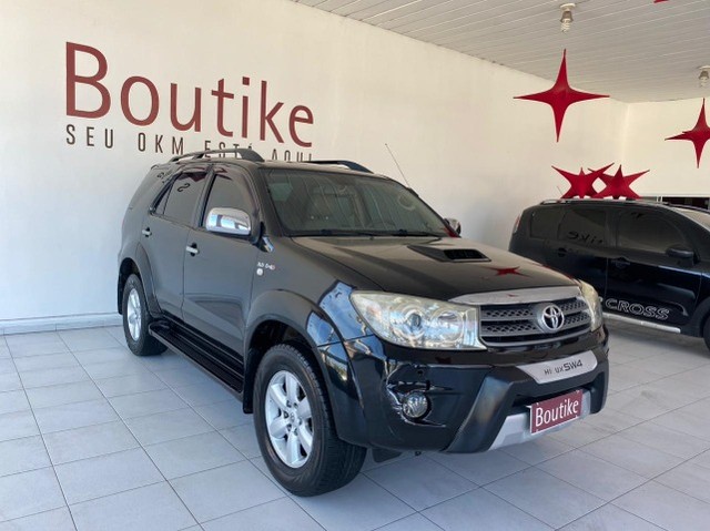 TOYOTA HILLUX SW4 SRV 4X4 ANO 2009 A DIESEL E COM 7 LUGARES. FINANCIAMOS EM ATÉ 60X