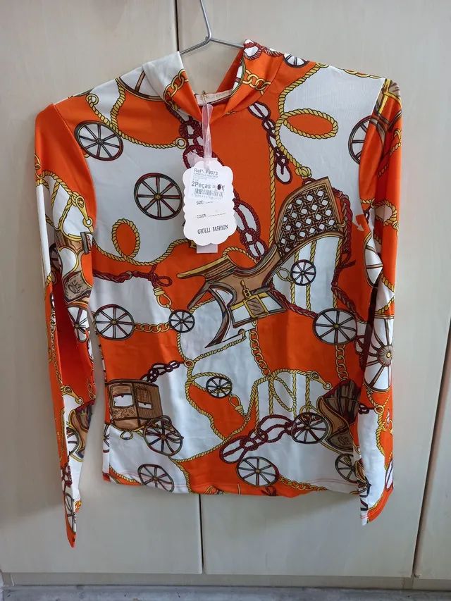 Blusa de manga comprida e com estampas