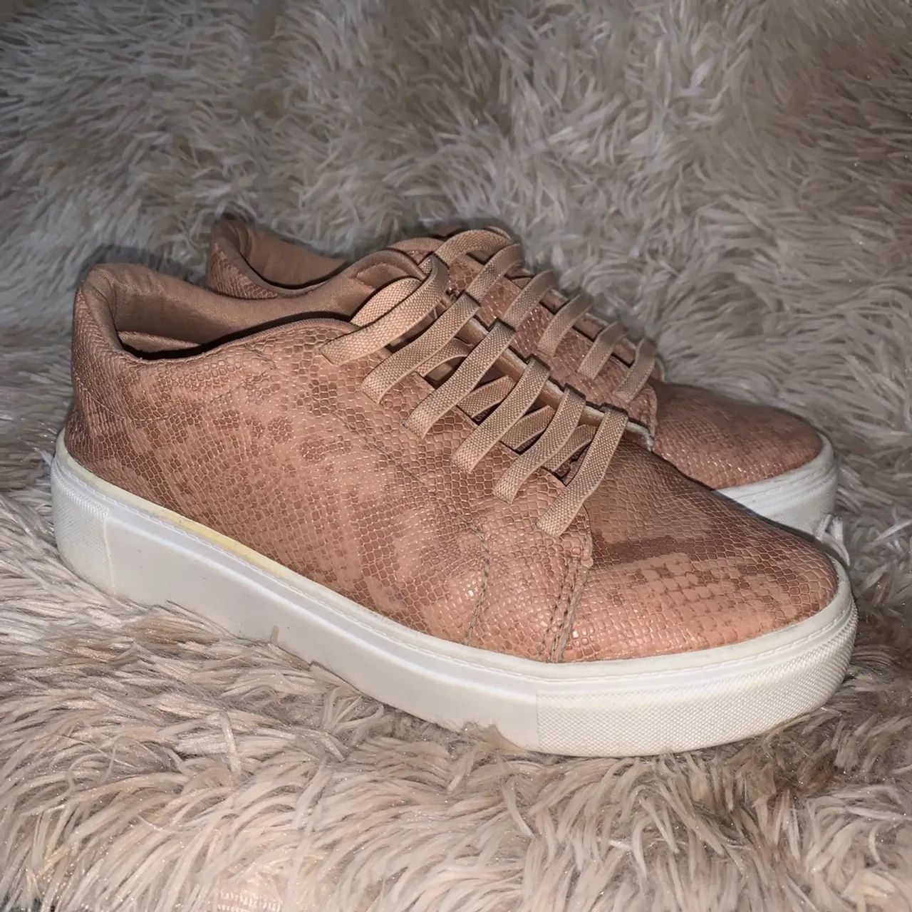 Tênis bege tamanho 37 - Foto 2