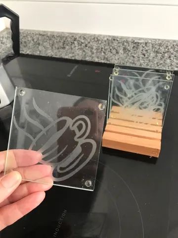 Porta café de vidro c/ suporte de madeira.