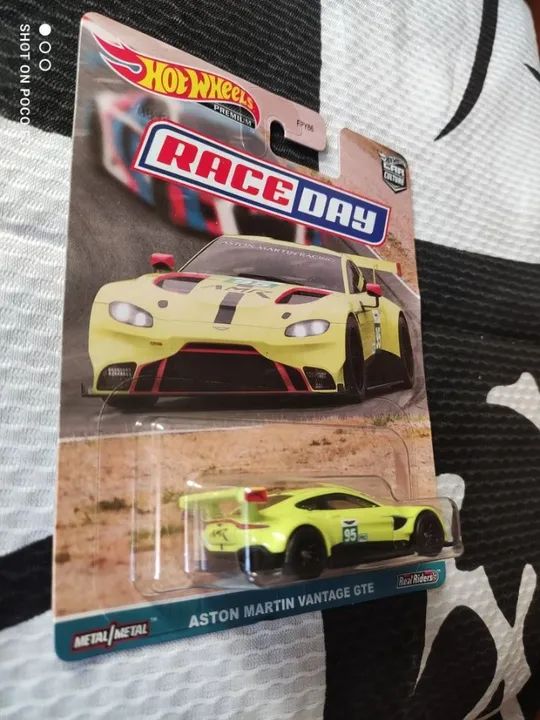 Hot Wheels Premium Race Day Aston Martin Vantage Gte - Foto 3