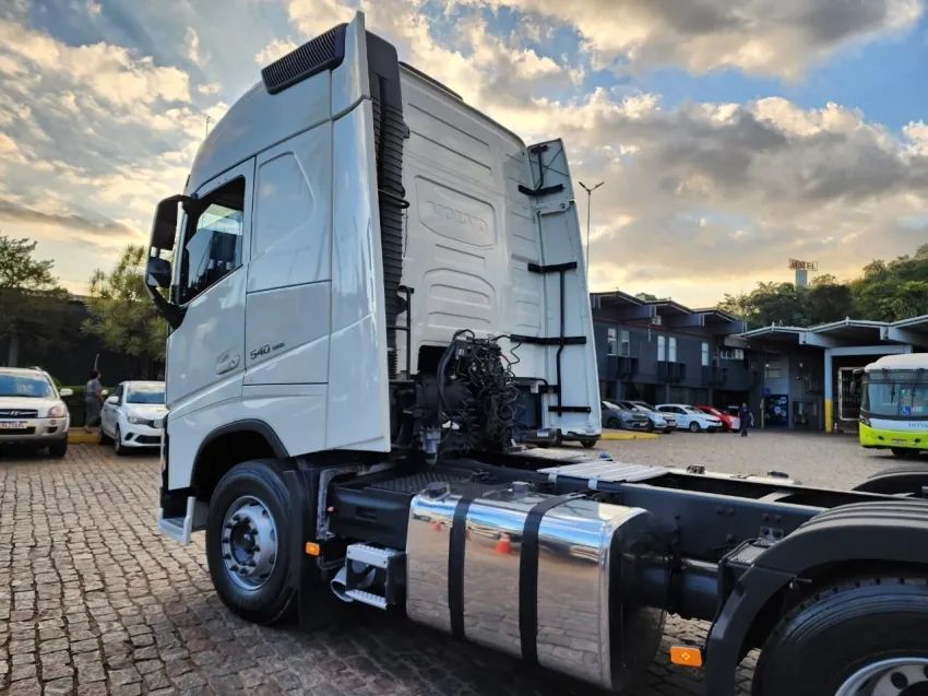VOLVO FH540 6X4 GLOBETROTTER - ÚNICO DONO, CABINE TETO ALTO MANUTENÇÕES REALIZADAS NA C - Foto 6