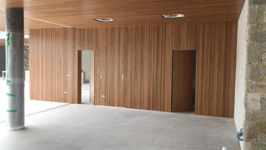 Que tal escolher um belo ripado de madeira para compor a decoração de sua obra!   - Foto 2