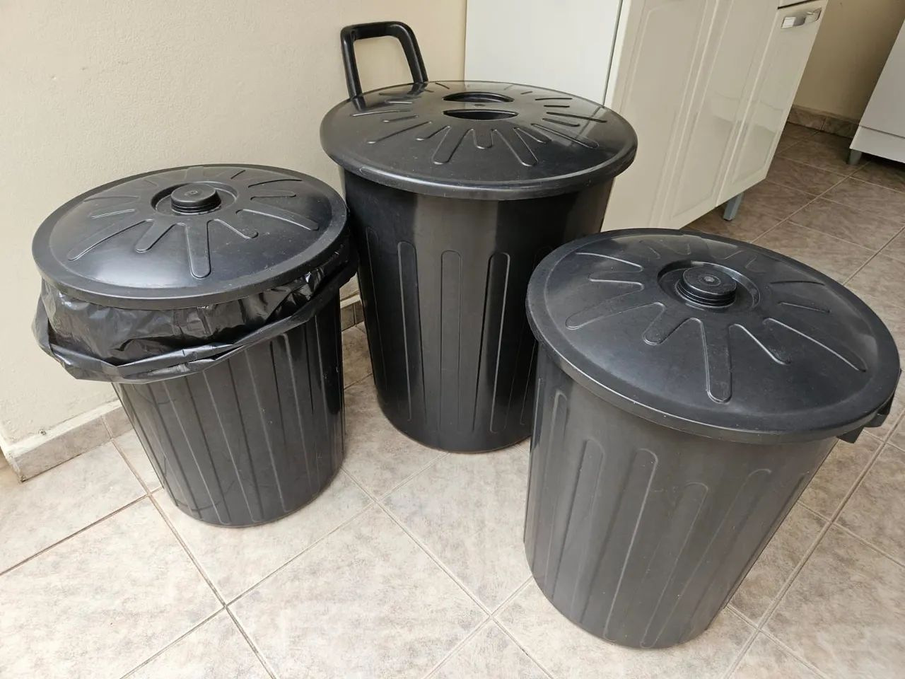 3 Lixeiras Plásticas Pretas