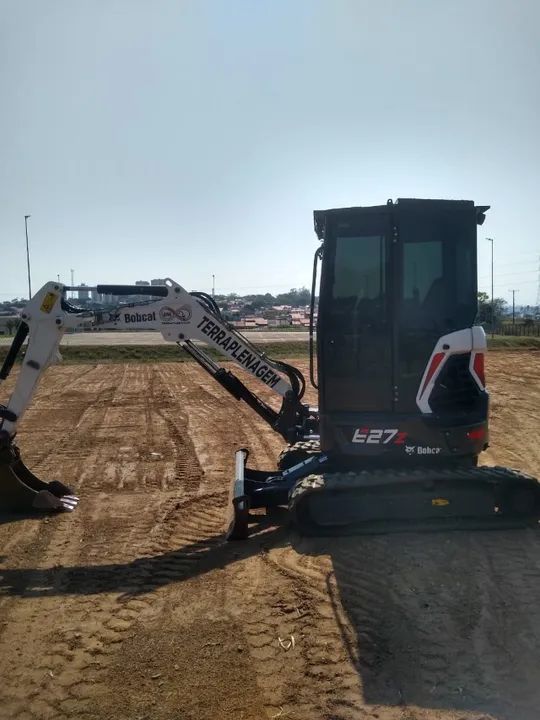 Mini Escavadeira 2021 Modelo E27Z com 2.350 horas trabalhadas com Ar Condicionado