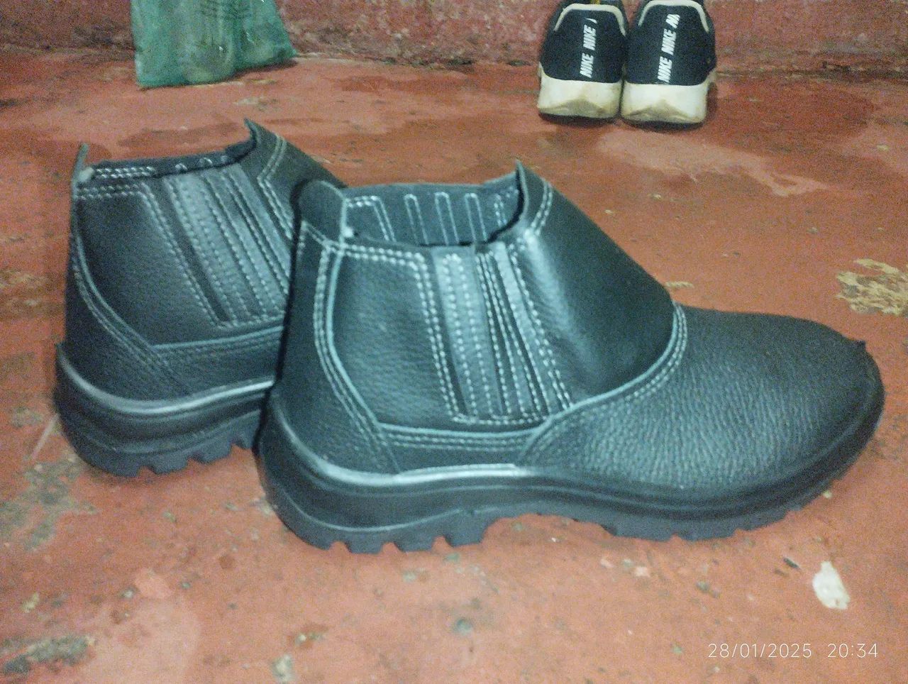 Vende-se essa bota industrial zerada