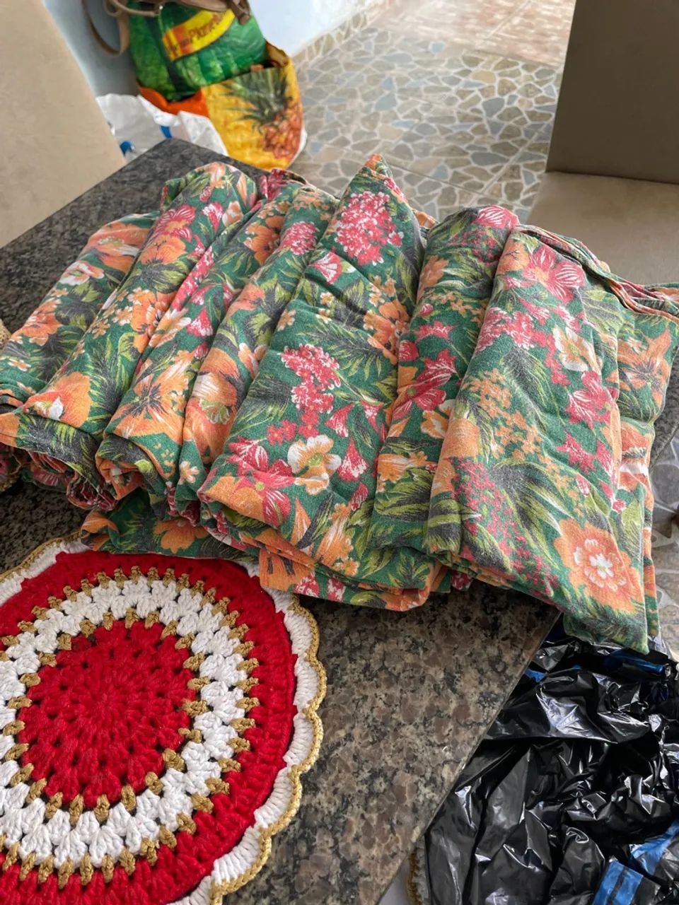 Jogo de Toalha de Mesa Floral com 8 unidades 