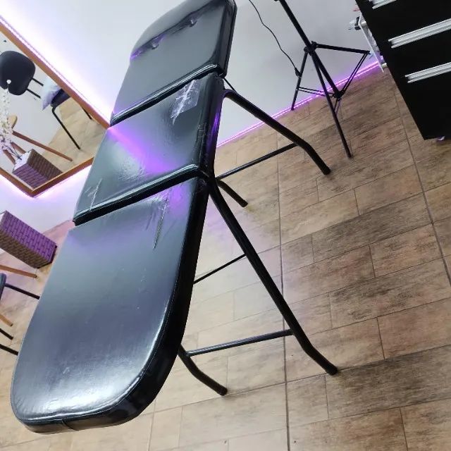 Vendo uma maca usada com pequenos detalhes. Ideal para tatuagem. - Foto 2