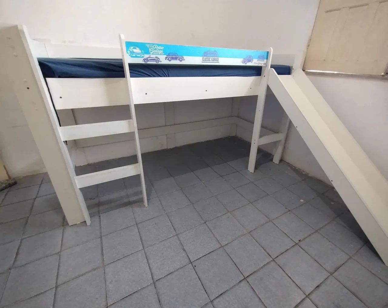 Cama de solteiro com escorregador