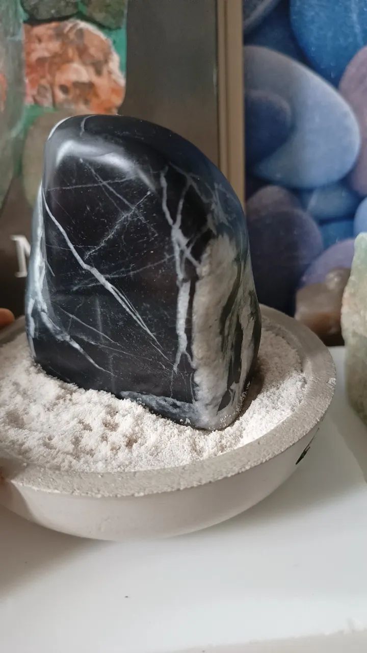 Arte japonesa em pedra negra com veios Suiseki  - Foto 4