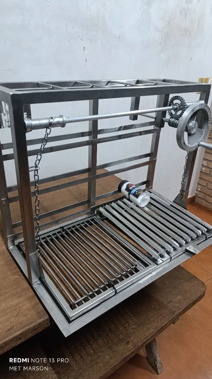 Churrasqueira de aço inox com grelha móvel