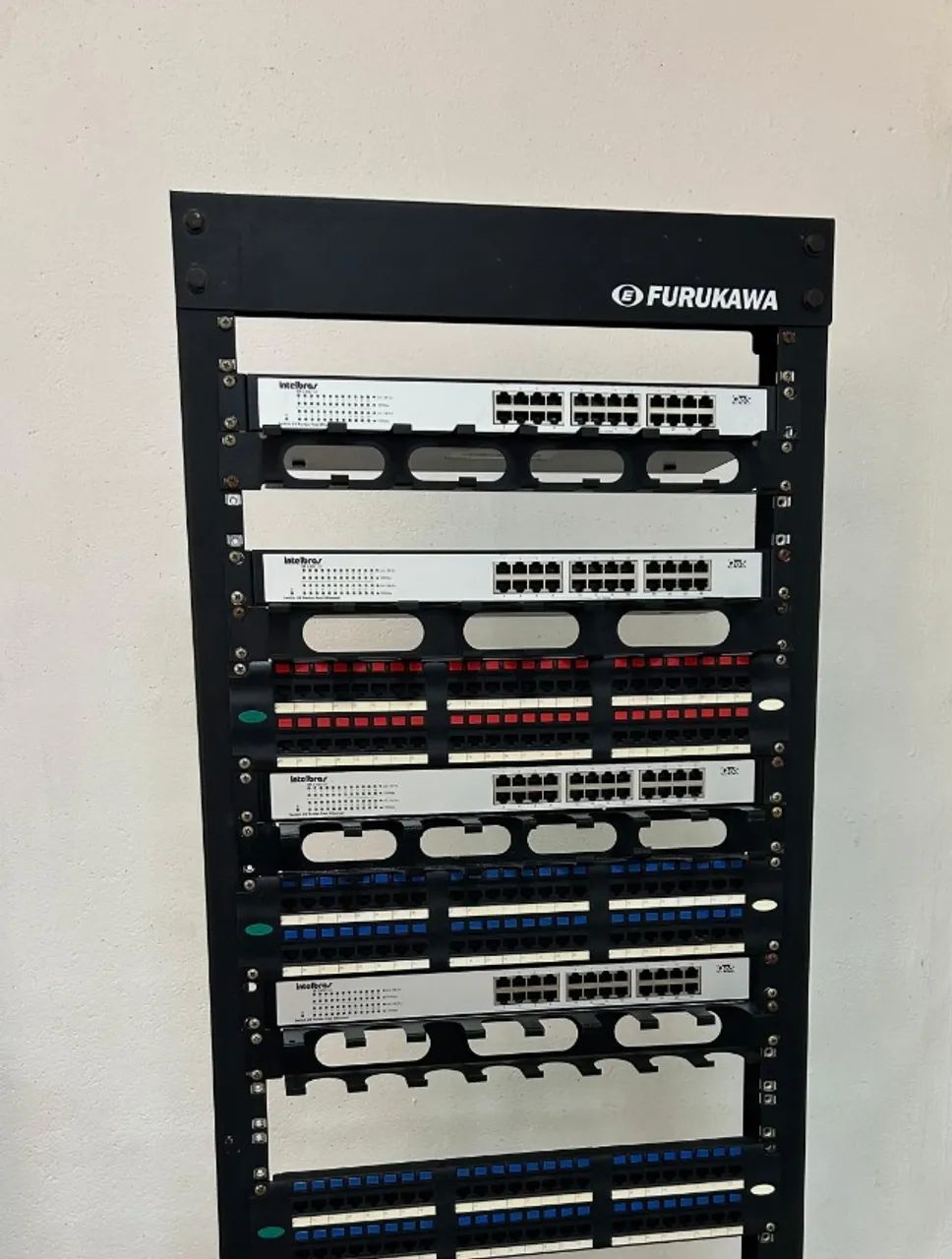 Rack Furukawa com organizador de cabos e switch Intelbras