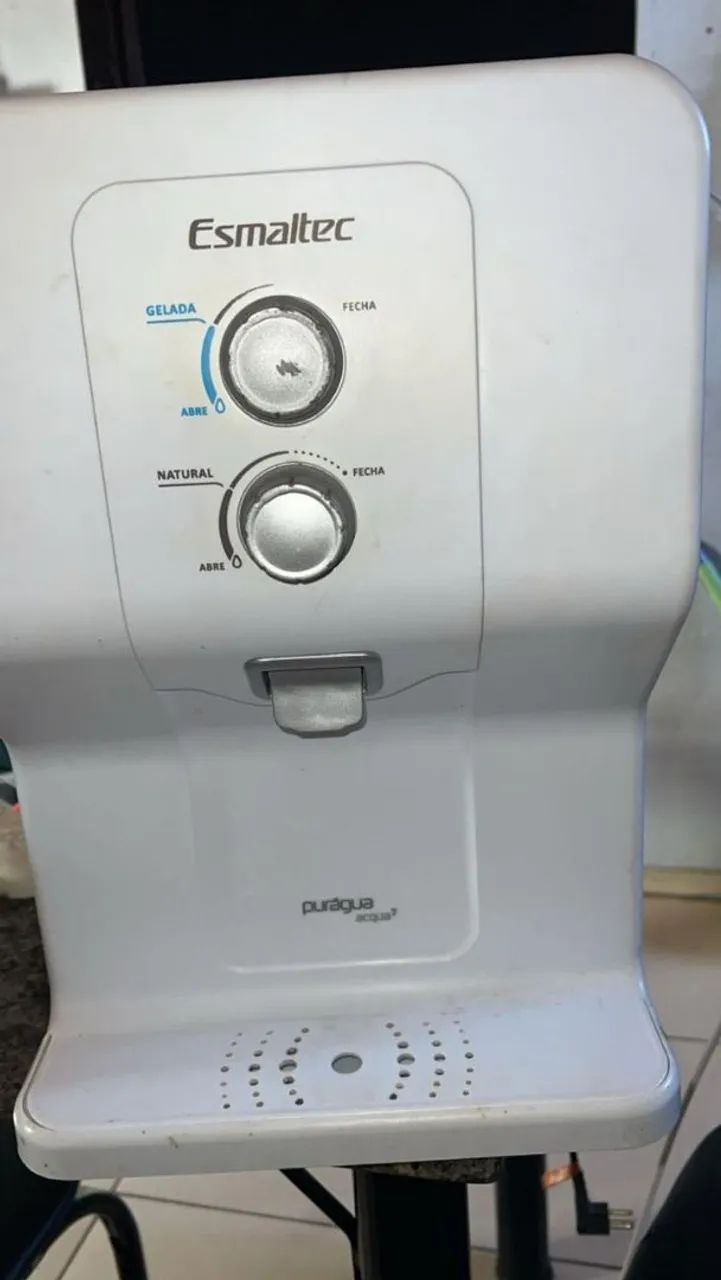 Bebedouro Esmaltec com água gelada, natural e purificada