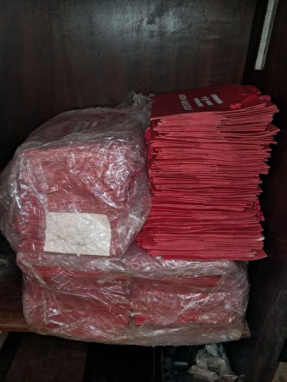 600 sacolas papel e cruzetas plástico para brechó - Foto 4