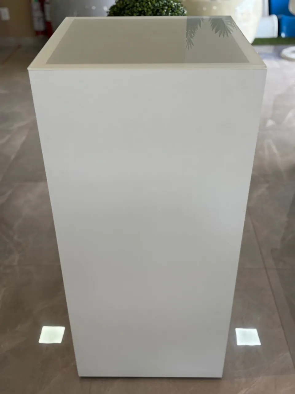 Vendo móvel de vitrine com design clean e funcional.