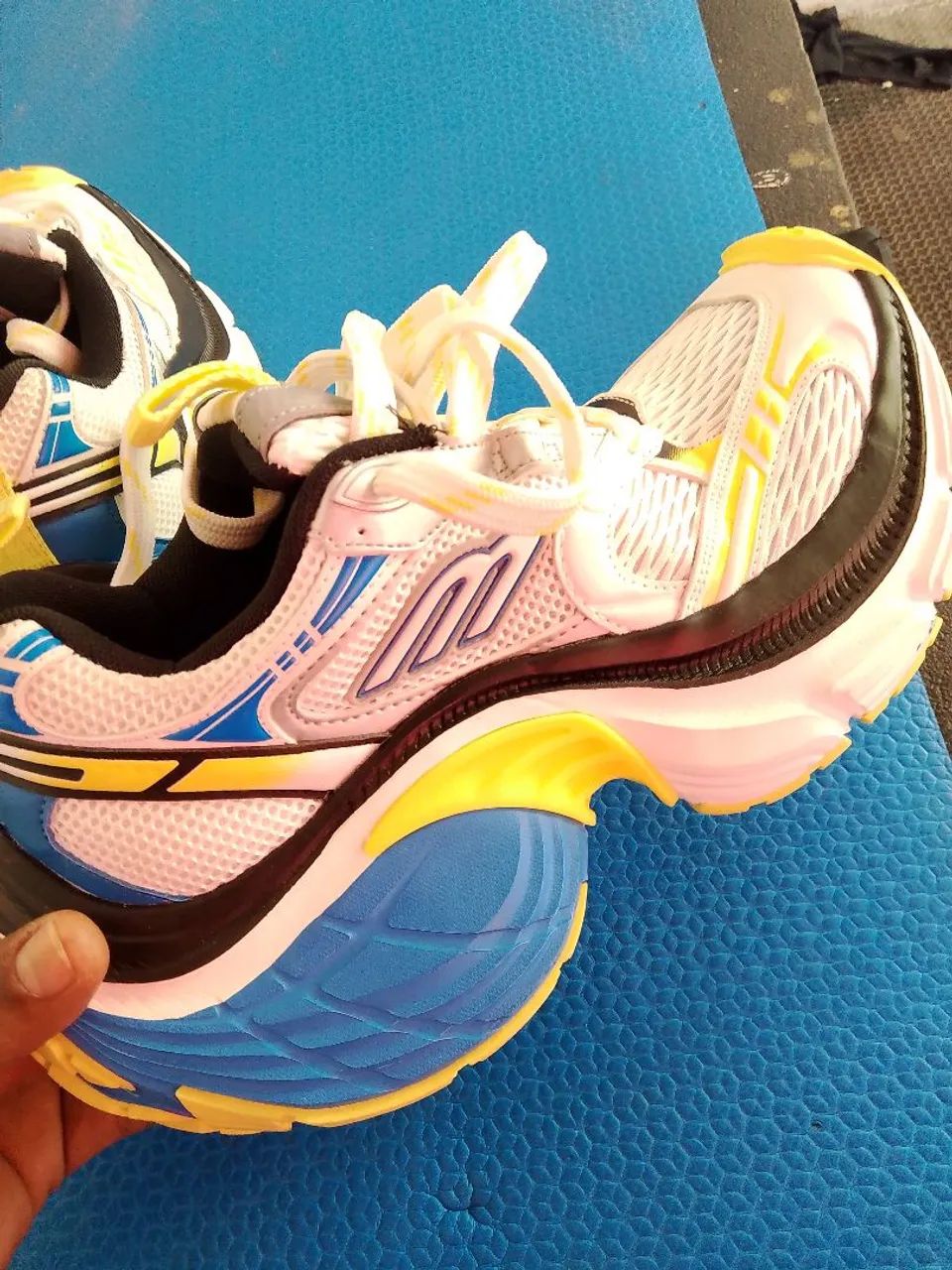 Tênis pegada artista 