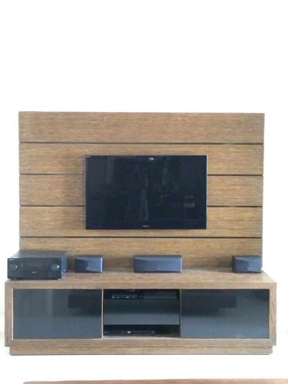 Rack e painel para TV em madeira naval e detalhes em laca preta - 2,20m - Foto 5