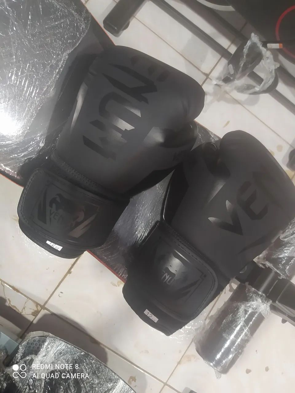 Luva 12 Oz Venum preta - Foto 4