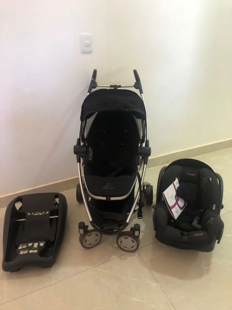 Carrinho de Bebê Quinny + Bebê Conforto + Base