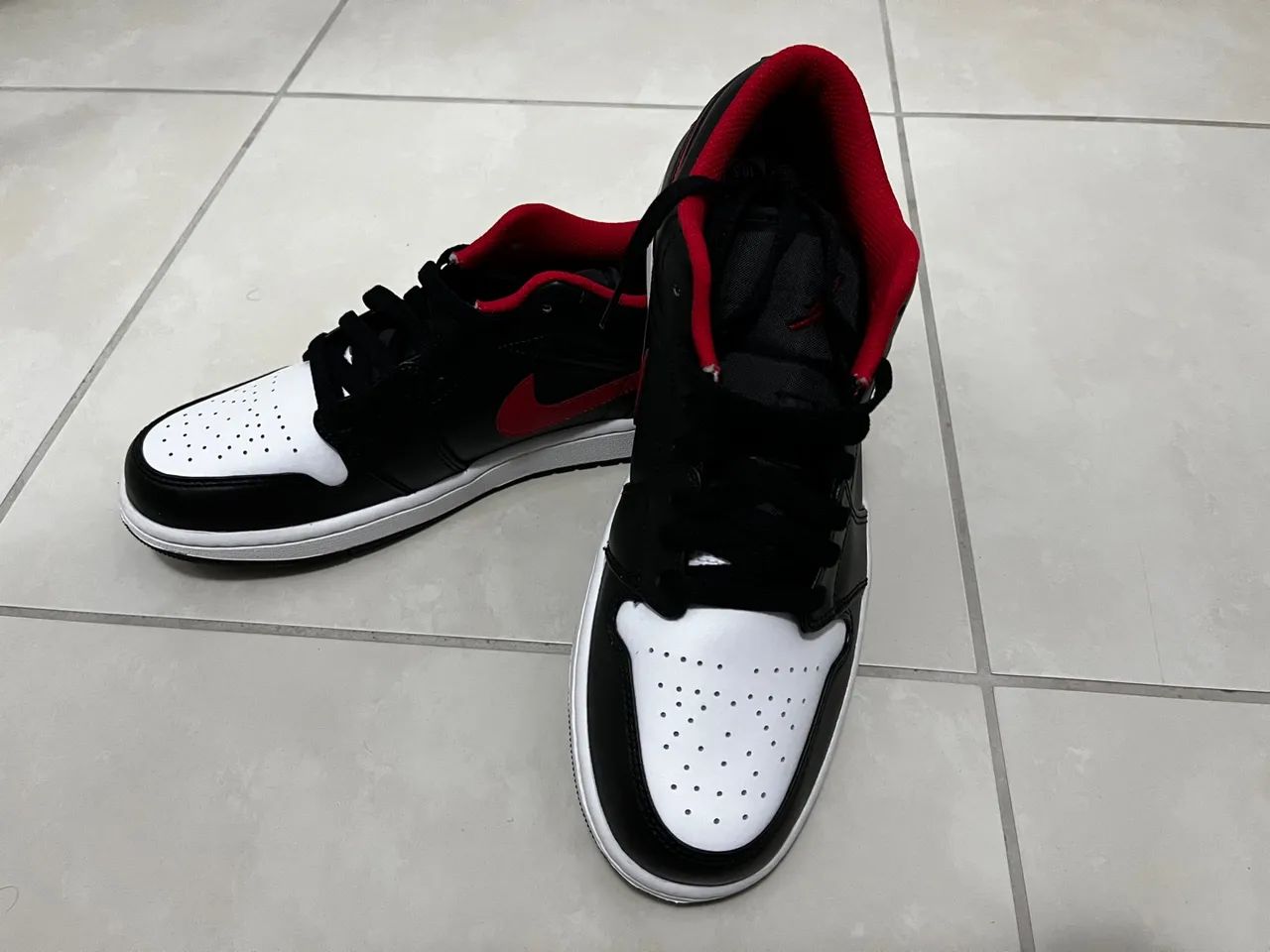Tênis Nike Air Jordan 1 Low - Preto e Vermelho - Foto 5