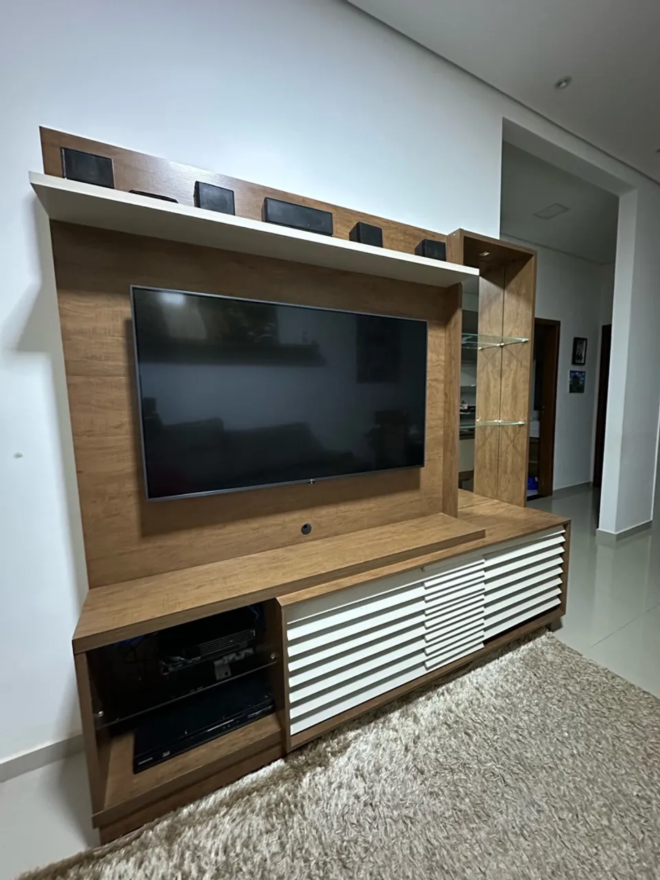 Painel para TV moderno em madeira e laca bege