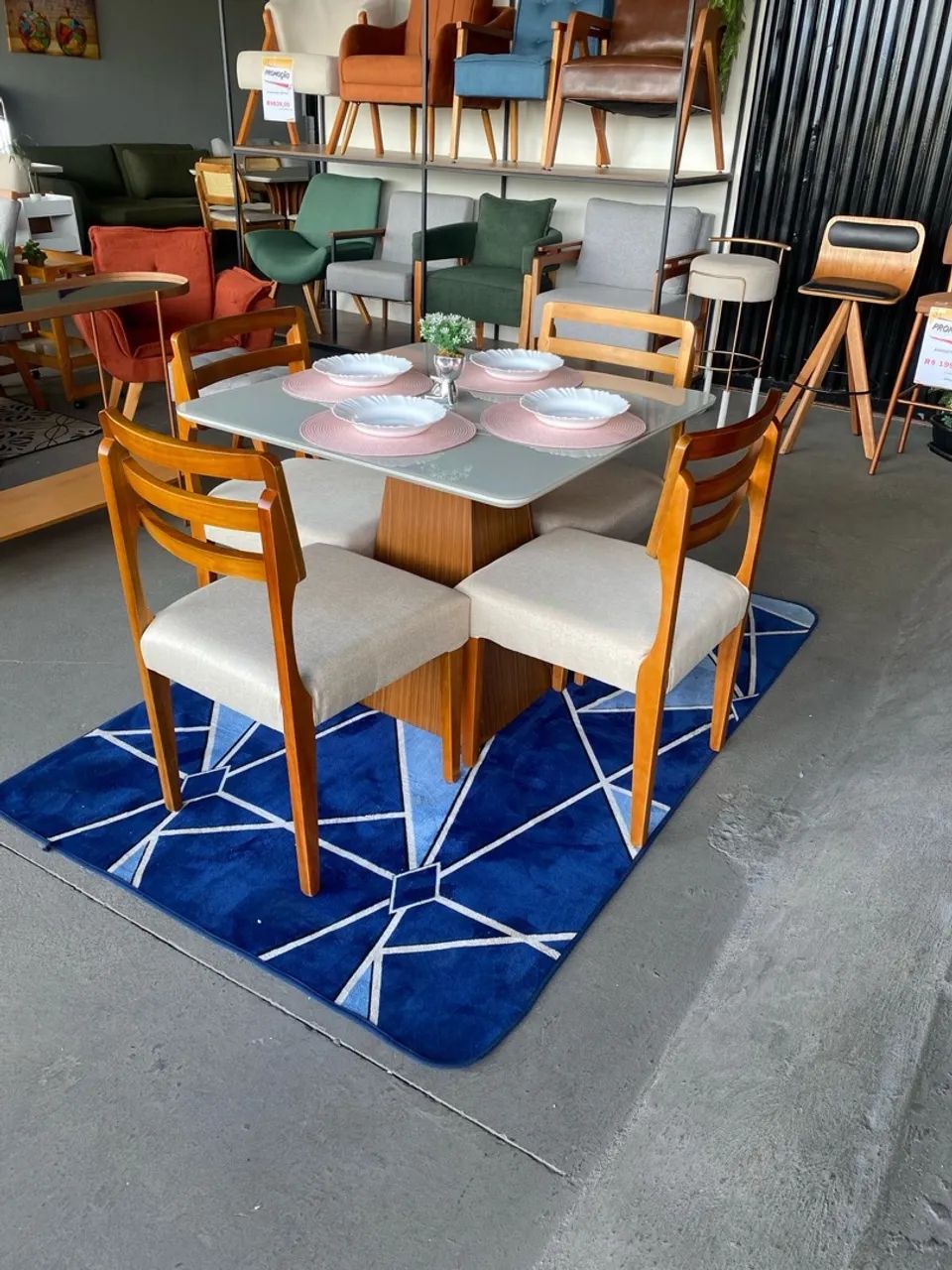 Conjunto de mesa de jantar com 4 cadeiras cadeiras em madeira maciça  - Foto 3