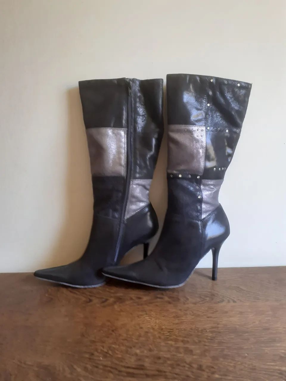 BOTA FEMININA PRETA COM DETALHE CINZA CANO ALTO ABAIXO DO JOELHO MARCA VIA MARTE NÚMERO 38 - Foto 2