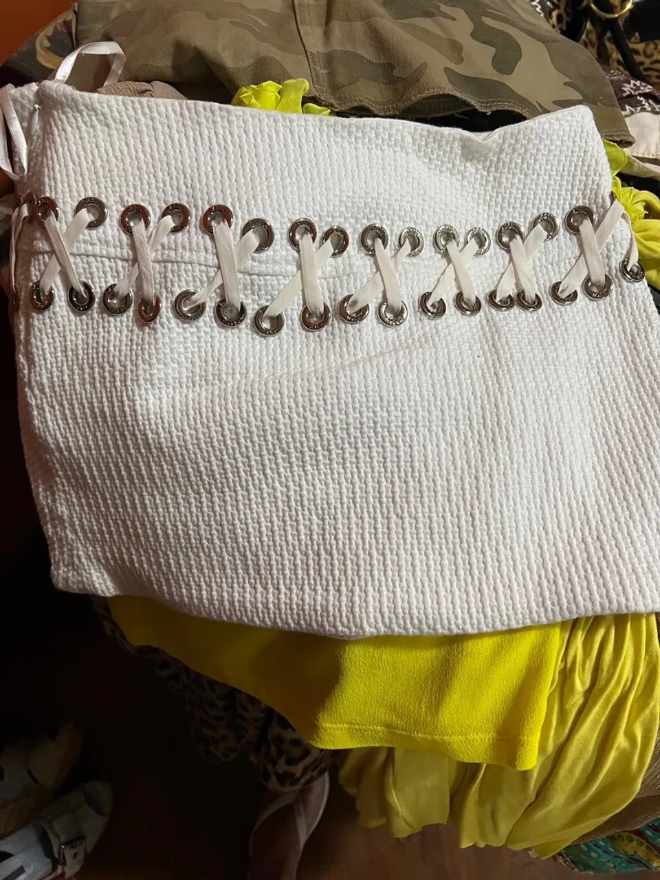 Saia branca com detalhes em ilhós