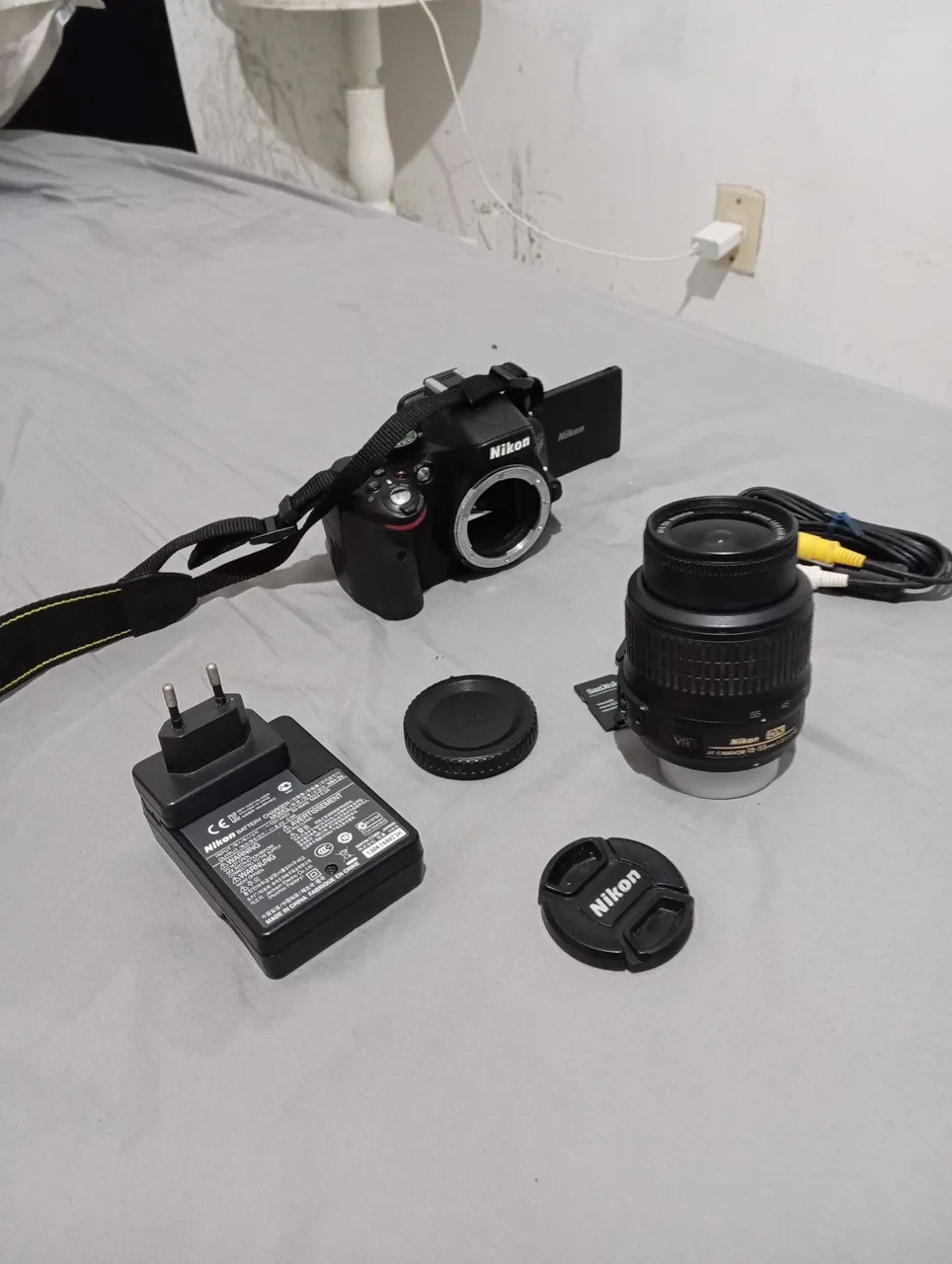 Câmera Nikon DSLR com Lente e Acessórios