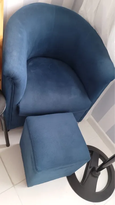 Poltrona e Puff Azul - Conforto e Estilo