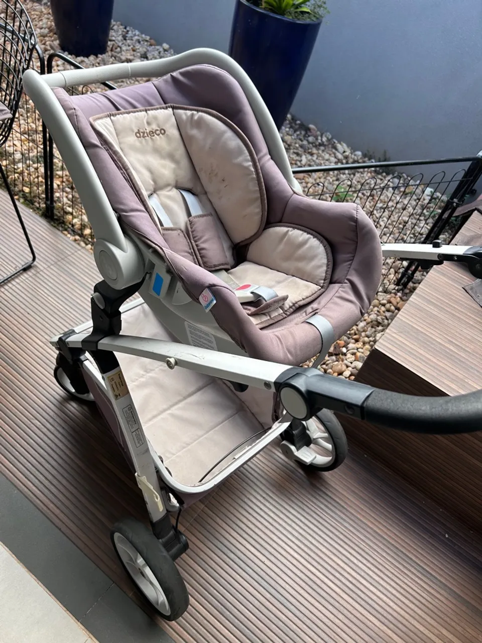 Carrinho de Bebê com Bebê Conforto Galzeano