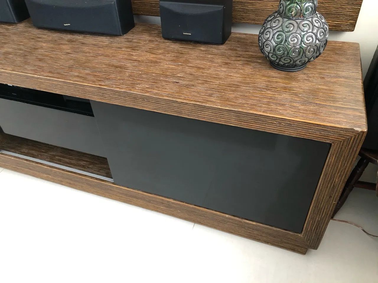 Rack e painel para TV em madeira naval e detalhes em laca preta - 2,20m - Foto 4