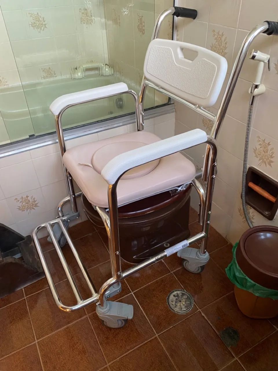 Cadeira de rodas Premium para banho  - Foto 2