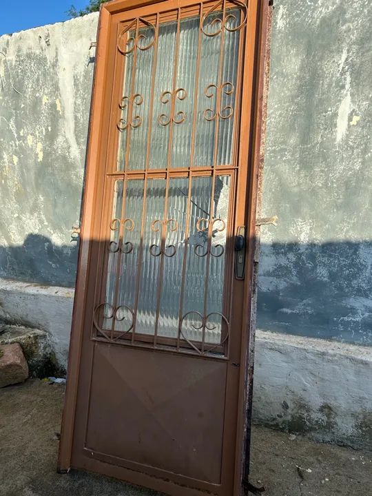 Porta de ferro com vidro e grade - Foto 2