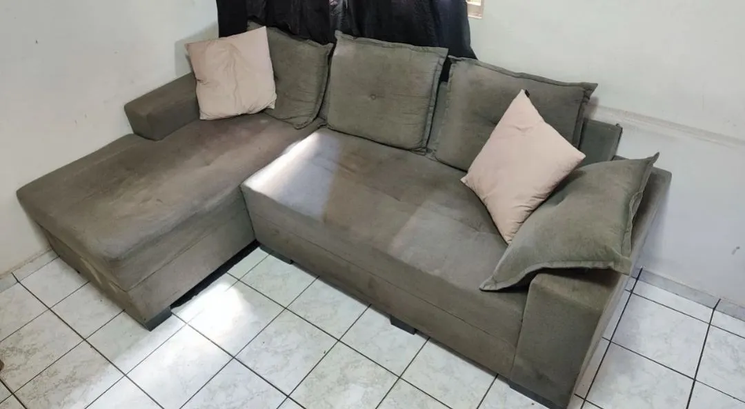 Sofá de canto espaçoso e confortável