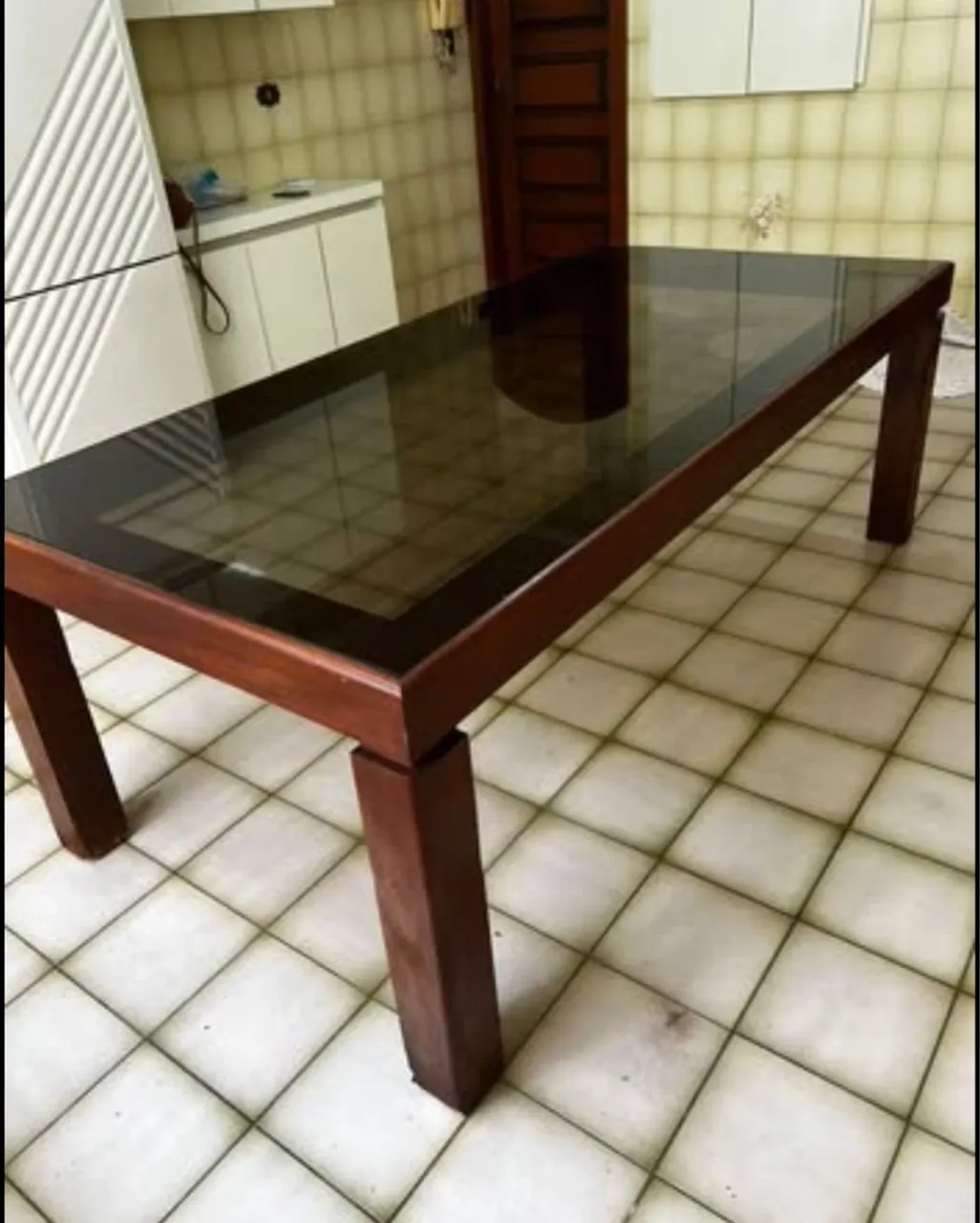 Mesa de jantar em mogno com tampo em vidro temperado escuro 20mm. 8 lugares