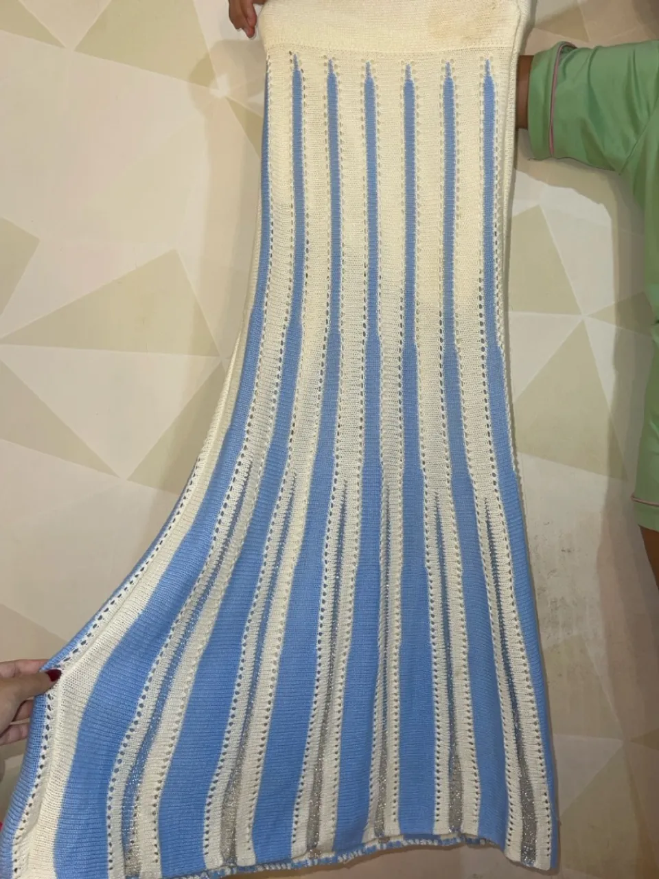 Saia listrada azul e branca